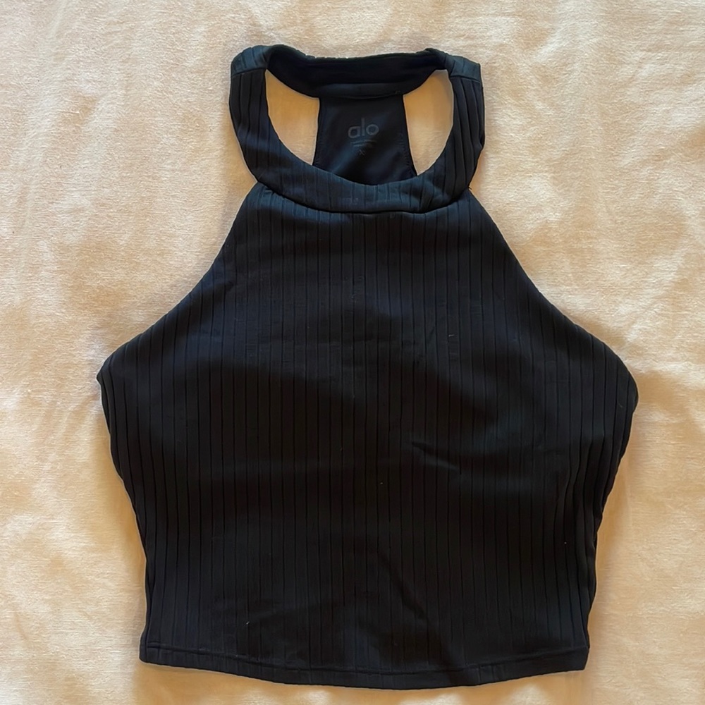 Cropped Ribbed Alo Workout Top in Black (XS)